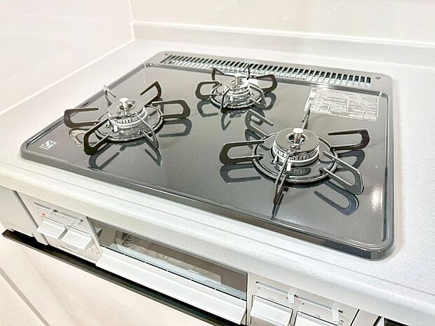 ガスコンロはＳｉセンサー搭載。火力調節や焦げ付き・消し忘れも防いでくれます。