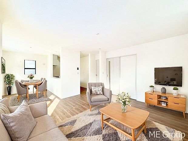 ご家族の賑やかな話し声で包まれる明るいリビング　※家具はCGです