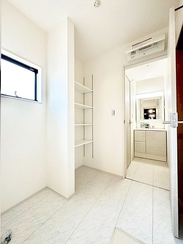 清潔感溢れるホワイトカラーを基調としたランドリースペース