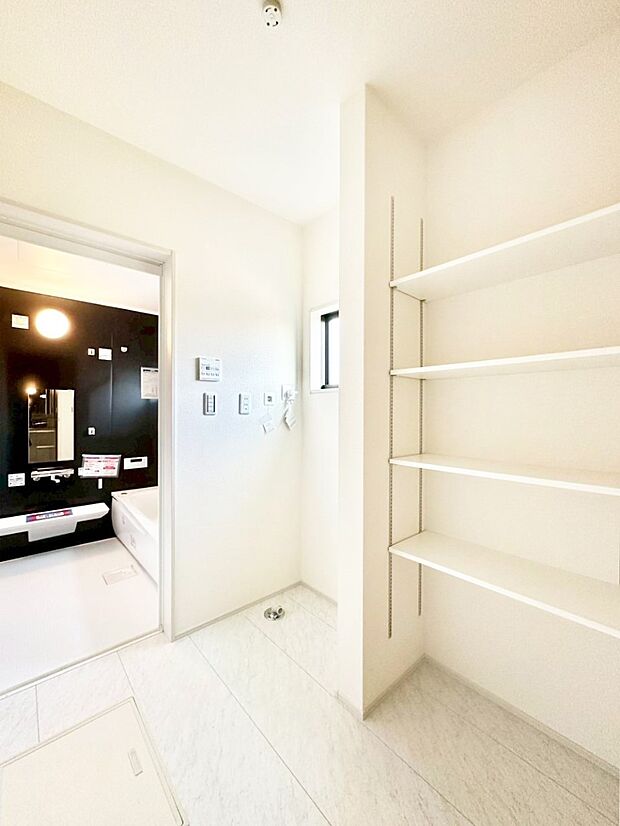 ゆとりの洗面スペースで朝の身支度もスムーズに