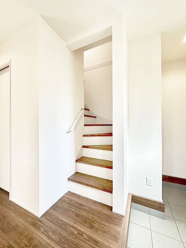 安全性を考慮し階段には手すりを設置しています