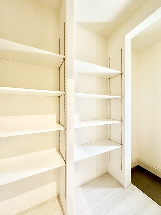 ホールからも利用できるシューズクローク