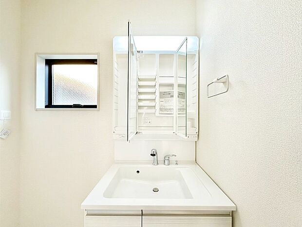 三面鏡の裏に、化粧品や衛生用品などを収納可能。洗面台をすっきりと保ちます！