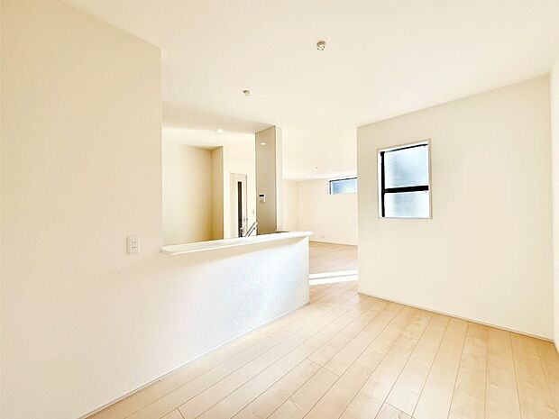 家族団らんの時間も増えそうなくつろぎのリビングダイニング。