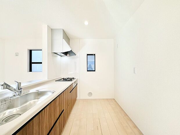 爽やかな風が通り抜けるキッチン。窓があるので明るく換気にも役立ちます。