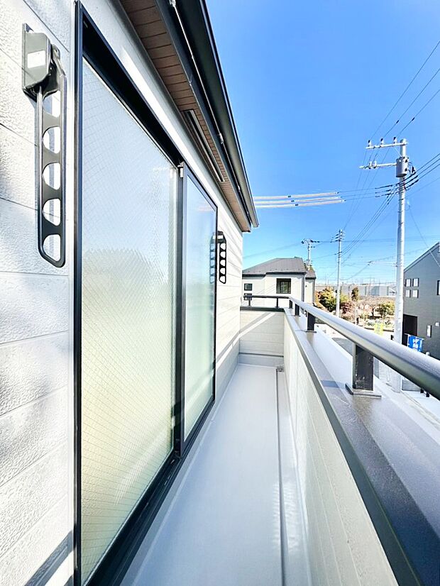 ゆったりバルコニーだから沢山お洗濯ものを干せます。
