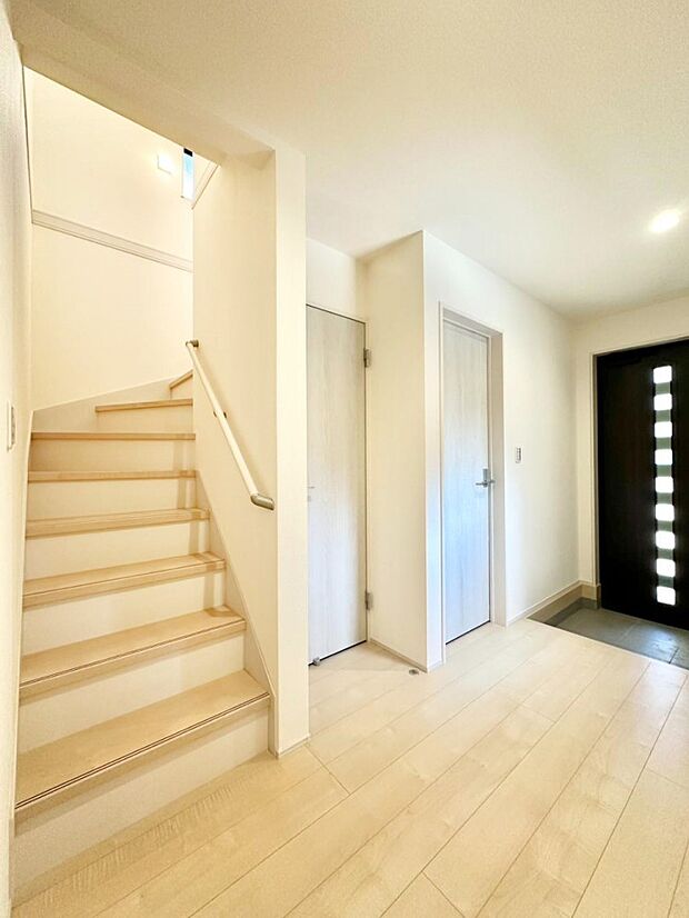 階段は手すり付きなので小さなお子さまやご高齢の方も安心です