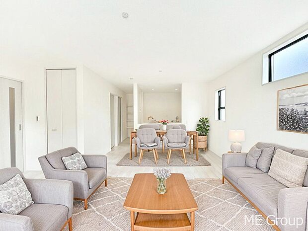 家族の和やかな会話が聞こえてきそう。開放感のあるリビングです。※家具はCGです  