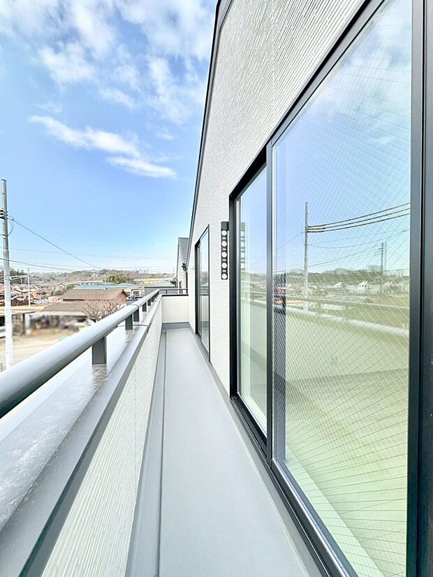 ゆったりバルコニーだから沢山お洗濯ものを干せます。