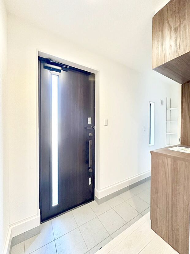 明るい玄関はお客様をお出迎えするのにぴったりです！ 