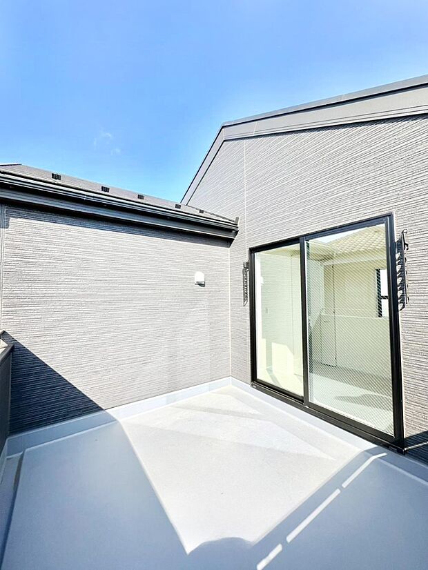 ゆったりバルコニーだから沢山お洗濯ものを干せます。