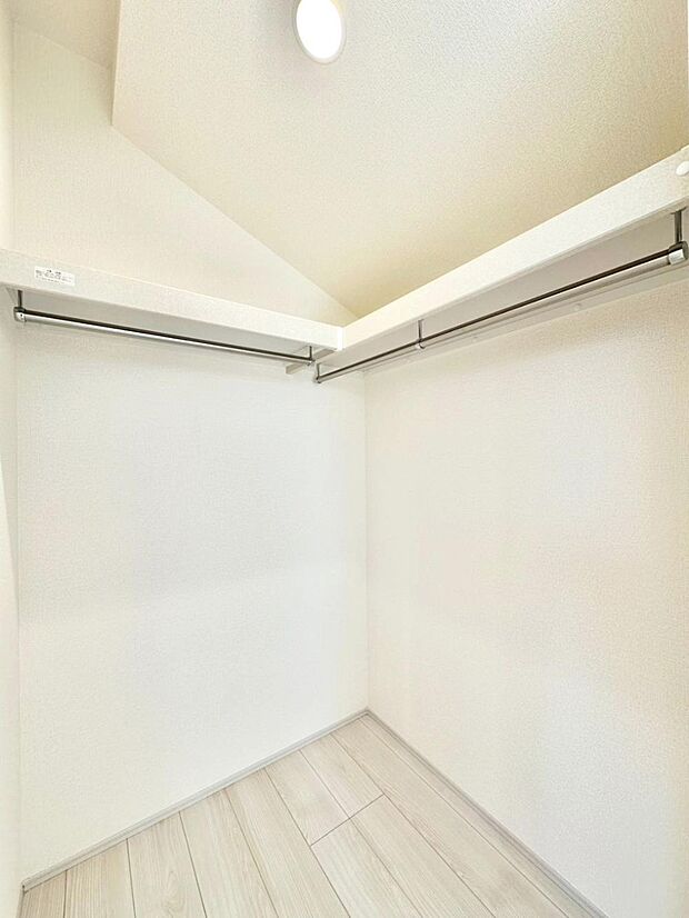 ウォークインクローゼット付きで生活空間を広く利用できます。