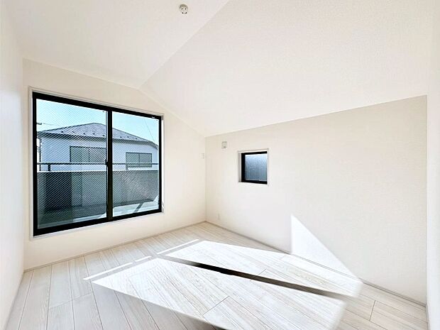 バルコニーが開放感をプラスしてくれる洋室