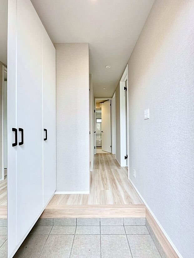 明るい玄関はお客様をお出迎えするのにぴったりです！ 