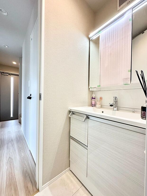 三面鏡が嬉しい洗面化粧台です。 