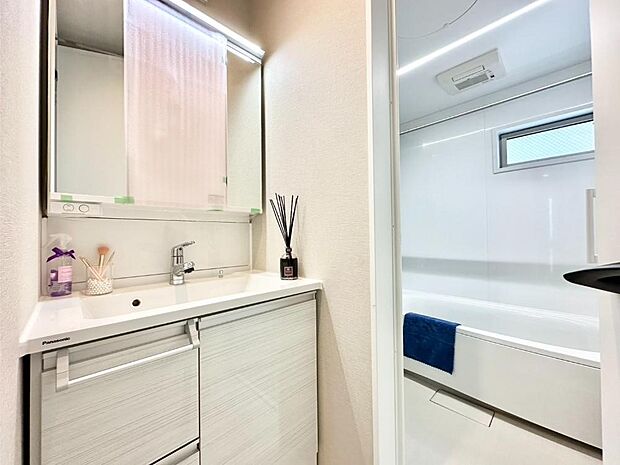 清潔感ある洗面化粧室で朝の身支度も快適