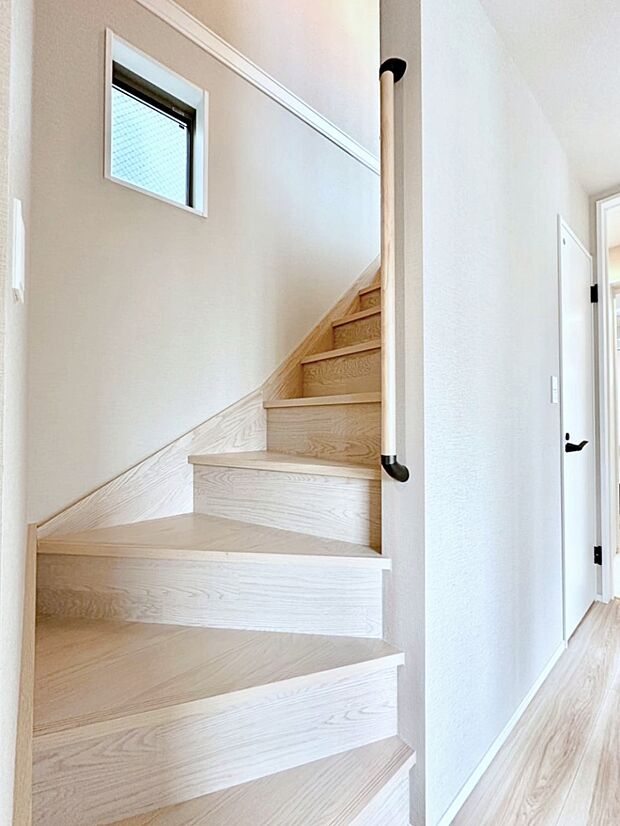 安全性を考慮し階段には手すりを設置しています