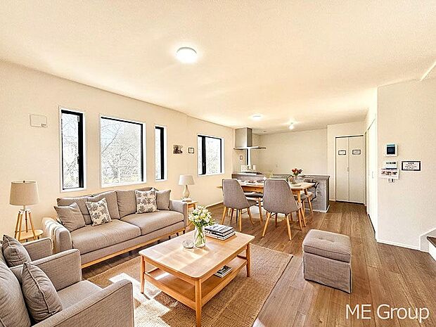 ご家族の賑やかな話し声で包まれる明るいリビング ※家具はCGです