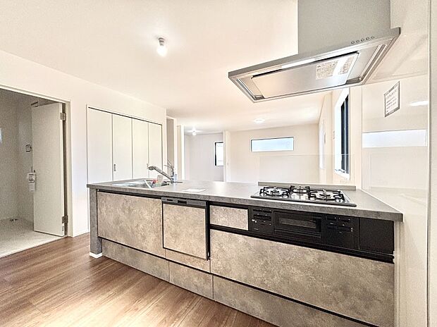 料理をしながらでもご家族との会話を楽しめる対面キッチン