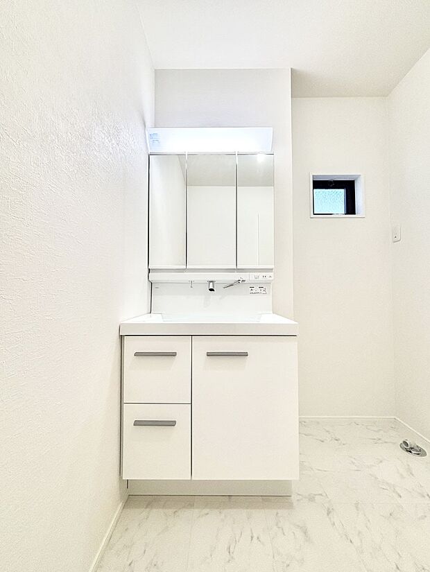 大きく見やすい三面鏡で清潔感ある洗面台は、身だしなみチェックや肌のお手入れにおすすめです。