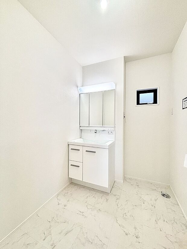 明るい洗面所は毎朝の身支度も楽しくできちゃいそうです。