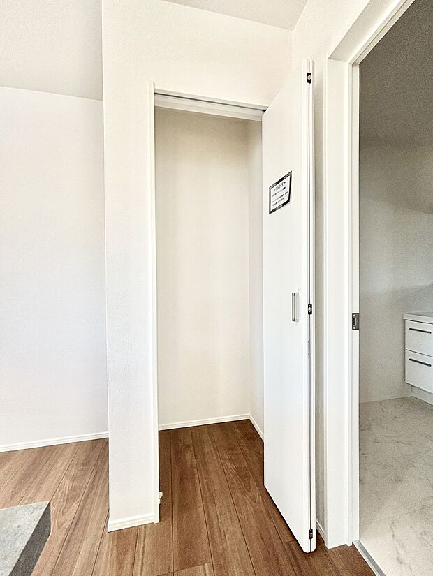 キッチン横収納!食材のストックはもちろん、日用品の収納など使い方はいろいろ!