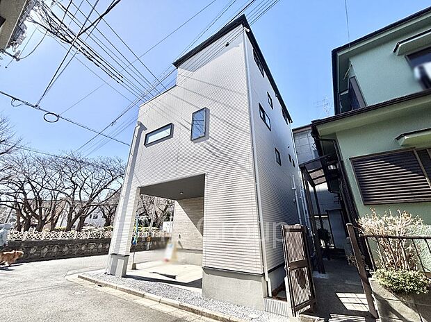 洗練された外観、上質な住空間が広がる室内は永く安心して過ごせる住居です。