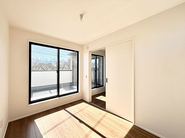 明るいバルコニーサイドに洋室を設置。目覚めの良い寝室に。