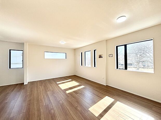 明るい陽光が注ぎ、寛ぎの雰囲気に満たされるダイニング。