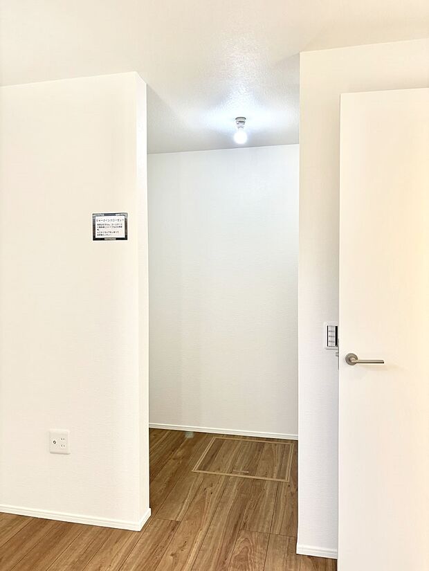 ウォークインクローゼット付きで生活空間を広く利用できます。