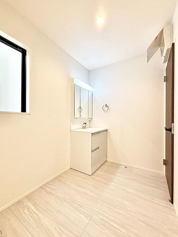 明るい洗面所は毎朝の身支度も楽しくできちゃいそうです。