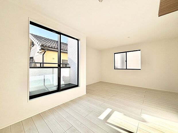 大きな窓からたっぷりの陽光と風を感じられるリビング  