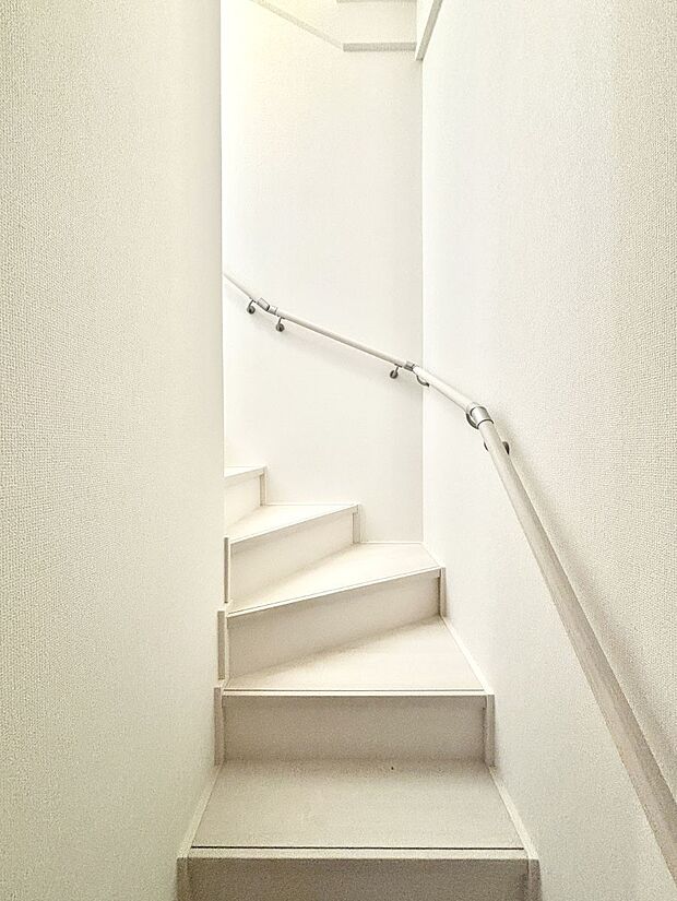 階段は手すり付きなので小さなお子さまやご高齢の方も安心です