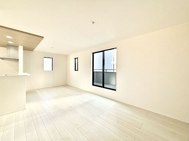 大きな窓からたっぷりの陽光と風を感じられるリビング