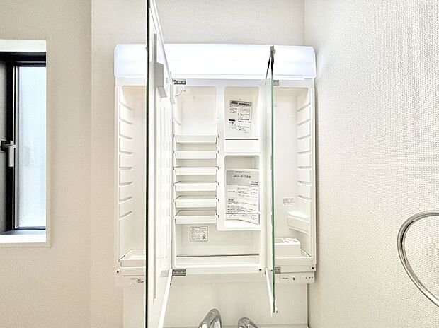 三面鏡の裏に、化粧品や衛生用品などを収納可能。洗面台をすっきりと保ちます！