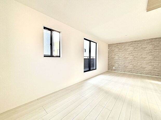 明るい2階リビング！外からの視線をシャットアウトして家族のプライバシーを守ります。