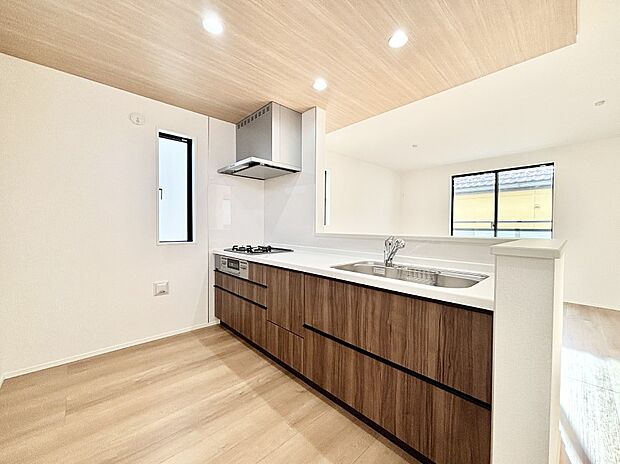 爽やかな風が通り抜けるキッチン。窓があるので明るく換気にも役立ちます。　