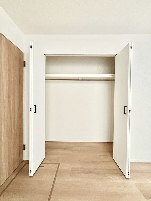 洋室のクローゼット。奥行きがあるので厚手の衣類もすっきり収まります。　