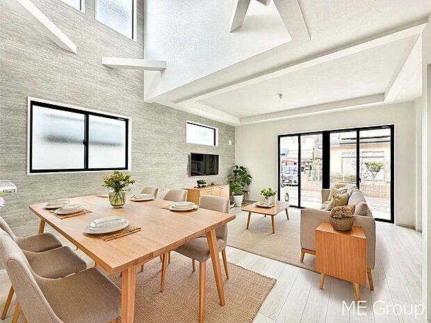 ご家族の賑やかな話し声で包まれる明るいリビング ※家具はCGです