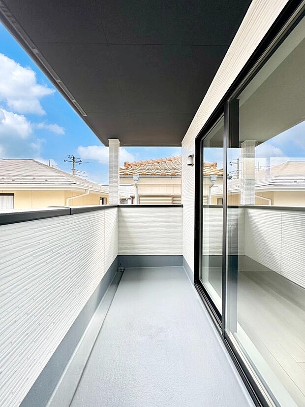 上部に屋根がかかっているので急な雨の時にも安心です。