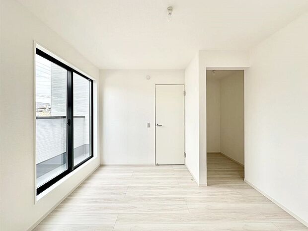 明るいバルコニーサイドに洋室を設置。目覚めの良い寝室に。