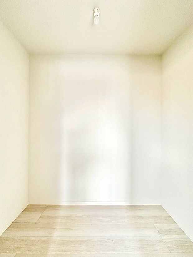 ウォークインクローゼット付きで生活空間を広く利用できます。