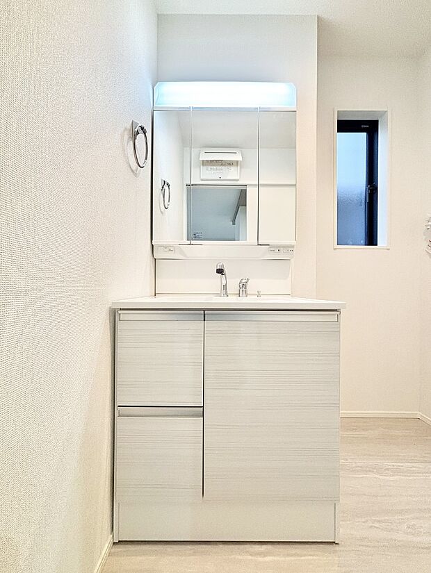 収納力と機能性に優れた洗面化粧台