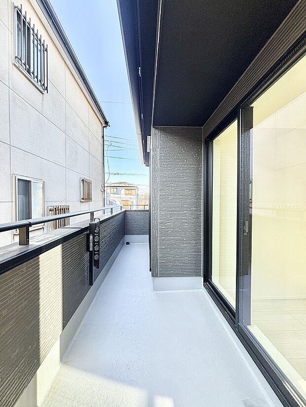 ゆったりバルコニーだから沢山お洗濯ものを干せます。　