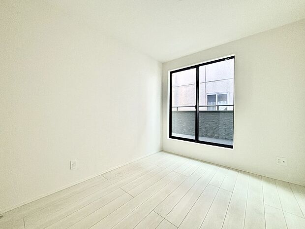 バルコニーが開放感をプラスしてくれる洋室　