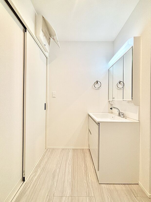 清潔感溢れるホワイトカラーを基調としたランドリースペース