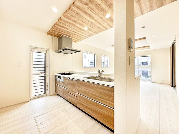 料理をしながらでもご家族との会話を楽しめる対面キッチン