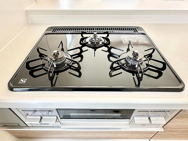 ガスコンロはＳｉセンサー搭載。火力調節や焦げ付き・消し忘れも防いでくれます。