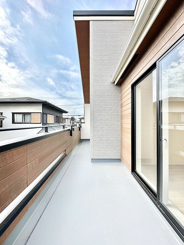 暖かな陽光が降り注ぐバルコニーはお洗濯におすすめ。爽やかな風も心地よいです。 