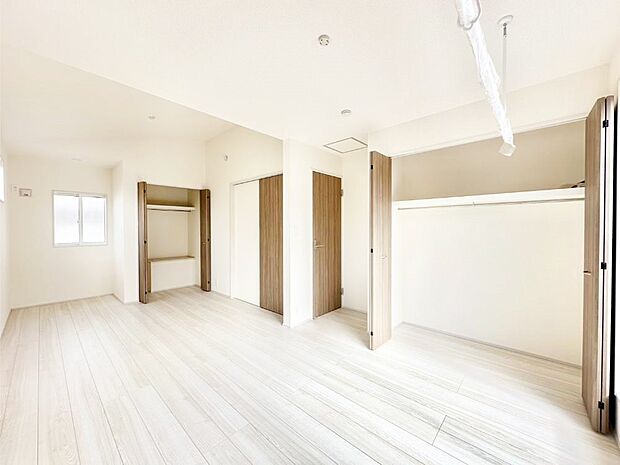 ライフスタイルに合わせて2部屋として利用できる広々とした洋室